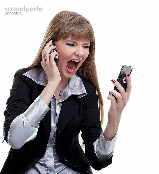 Porträt einer gestressten Geschäftsfrau mit zwei Mobiltelefonen. vor weißem Hintergrund