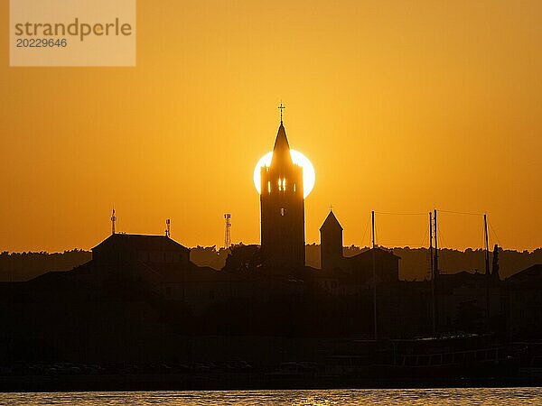 Goldenes Abendlicht bei Sonnenuntergang  Silhouette der Kirchtürme von Rab  Stadt Rab  Insel Rab  Kvarner Bucht  Kroatien  Europa