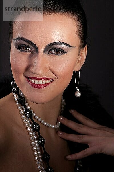 Junge Schönheit Frau Lächeln in Vintage Stil Make up