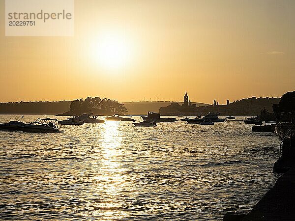 Silhouette der Altstadt von Rab im Gegenlicht  vorne ankern Boote  Rab  Insel Rab  Kvarner Bucht  Kroatien  Europa