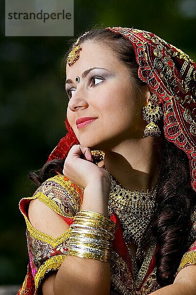 Junge hübsche Frau im traditionellen indischen Kleid