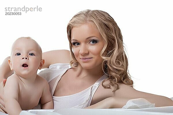Glückliche Mutter mit einem Baby. vor weißem Hintergrund
