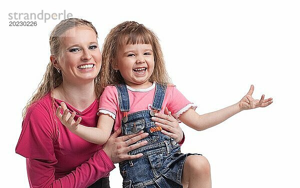 Porträt einer glücklichen jungen Mutter hält lächelnd Tochter isoliert