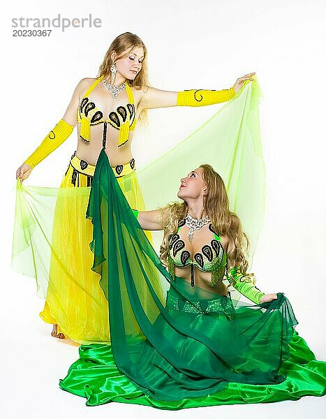 Zwei junge Mädchen tanzen mit grünem Schleier  traditionelle arabische Tracht