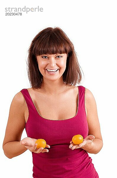 Junge Frau mit prächtiger Brust und kleiner Mandarine