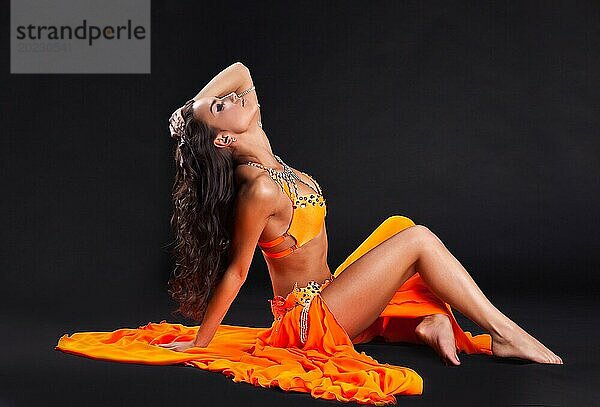 Schönheit junges nacktes Mädchen tanzen mit orange Schleier