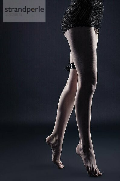 Frau Beine im Dunkeln mit Ledergürtel  Gothic Stil