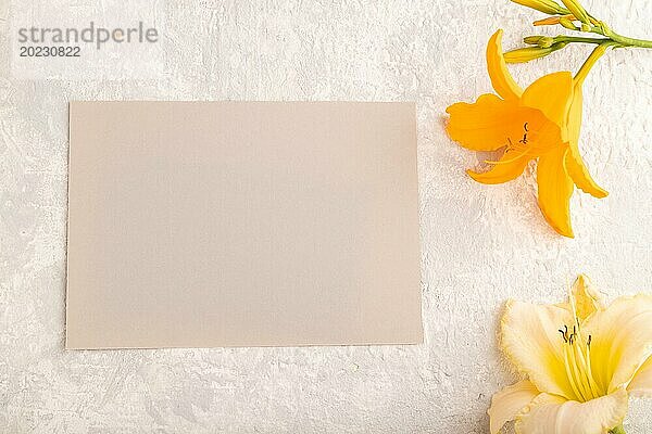 Graues Papier Visitenkarte Mockup mit orange Taglilie Blume auf grauem Beton Hintergrund. Leer  Draufsicht  Kopierraum  Stillleben. Frühling Konzept
