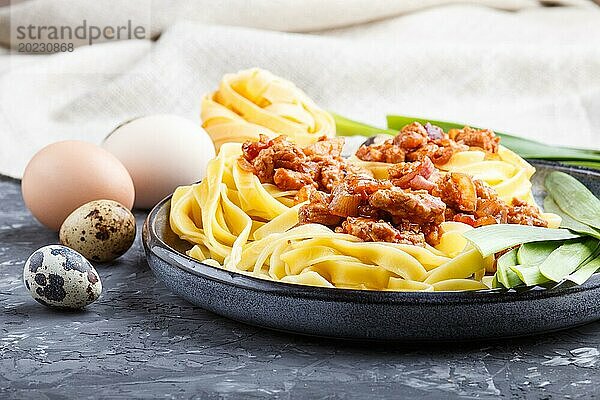 Tagliatelle Bolognese Nudeln mit Hackfleisch auf schwarzem Betonhintergrund. Seitenansicht  Nahaufnahme