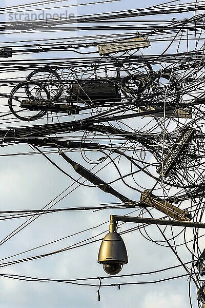 Kabel  Verkabelung  Strom  Stromversorgung  Ordnung  Chaos  chaotisch  Elektrizität  elektrisch  wirre  Durcheinander  Gefahr  gefährlich  Infrastruktur  Anschluß  Chaotik  Struktur  Technik  Fortschritt  Versorgung  Hochspannung  Marode  Licht  Lampe  Stromkabel  Thailand  Asien