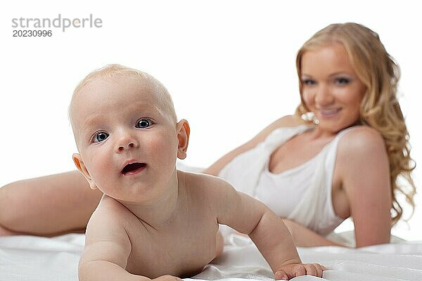 Amazing Baby und Pretty Frau auf dem Hintergrund