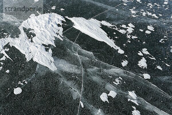 Winter  Schneeverwehungen auf gefrorener Flusslandschaft  Sankt Lorenz Strom  Provinz Quebec  Kanada  Nordamerika