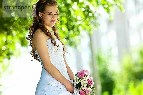 Schönheit junge Braut mit Blumen in sonnigen Sommertag