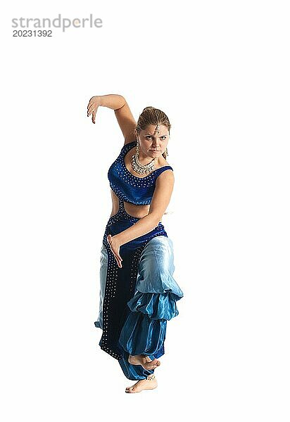 Junge Frau posiert im arabischen Tanz  traditionelles blaues Kostüm