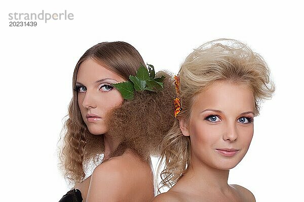 Zwei schöne junge Frauen mit Saison Blume Haar Stil