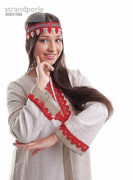 Junges Mädchen in Tanzpose  Flachs traditionelle russische Tracht