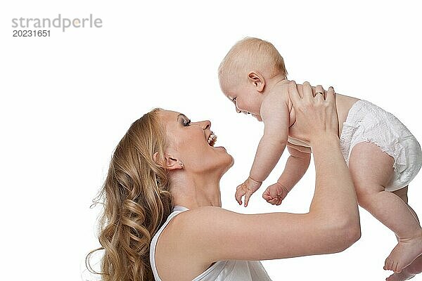 Schönheit blonde Mutter lächeln und nehmen spielerisch Baby