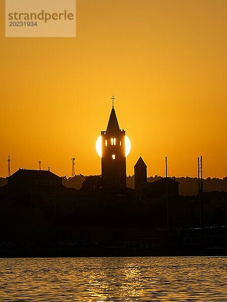 Goldenes Abendlicht bei Sonnenuntergang  Silhouette der Kirchtürme von Rab  Stadt Rab  Insel Rab  Kvarner Bucht  Kroatien  Europa