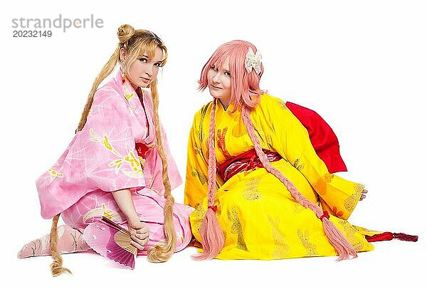 Porträt von zwei Schönheit Mädchen in Kimono Cosplay Kostüm Zeichen