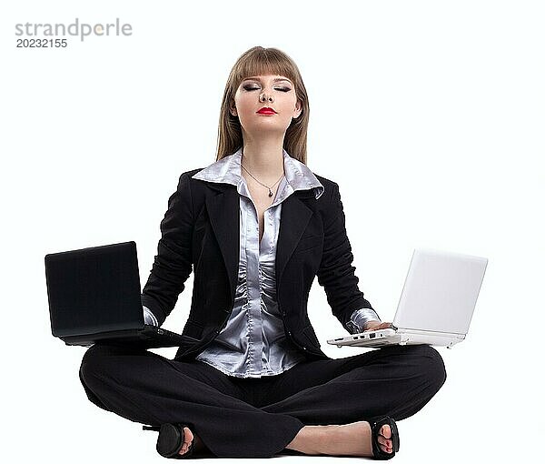 Yong Geschäftsfrau Übung Yoga entspannen mit zwei Laptop isoliert