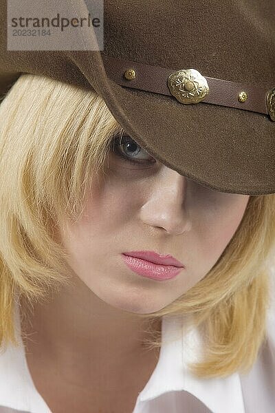 Attraktives Cowgirl mit braunem Hut in Großaufnahme