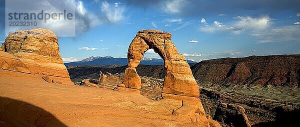 Der Delicate Arch im Arches National Park in Utah vor den La Sal Mountains