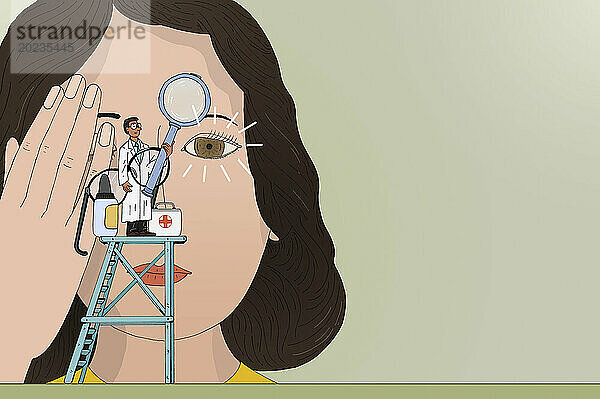 Optiker unterzieht Frau einer Augenuntersuchung