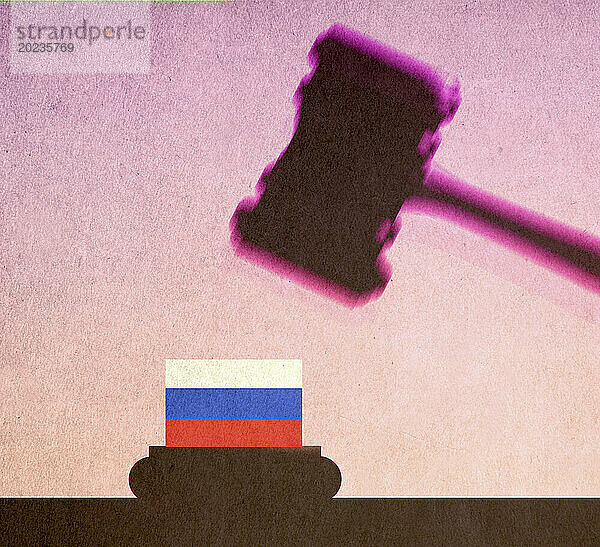 Russische Flagge unter einem Richterhammer