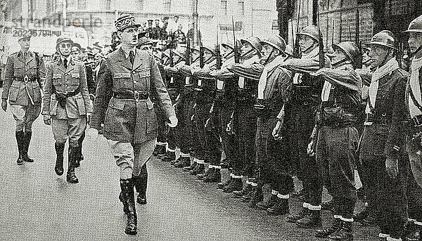 EDITORIAL General de Gaulle überprüft eine Einheit seiner Streitkräfte  14. Juli 1940. Charles André Joseph Marie de Gaulle  1890 – 1970. Französischer Militäroffizier  Staatsmann und 18. Präsident Frankreichs. Aus „Der Krieg in Bildern“  Erstes Jahr.