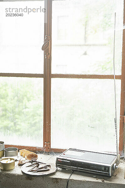 Altes Radio auf der Küchentheke neben dem Fenster
