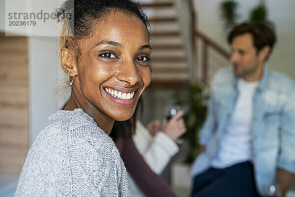 Fröhliche afroamerikanische Frau lächelt in die Kamera