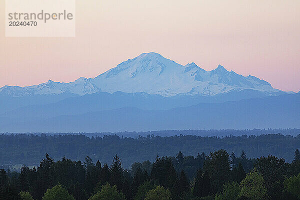 Atemberaubender Blick auf den schneebedeckten Gipfel des Mount Baker in der Dämmerung; British Columbia  Kanada