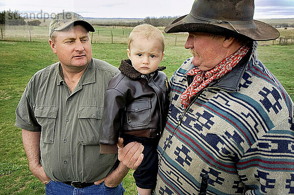 Drei Generationen  ein Vater  ein Sohn und ein Enkel  die gemeinsam Zeit auf einer Ranch verbringen; Gibbon  Nebraska  Vereinigte Staaten von Amerika