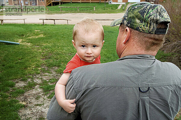 Vater hält sein kleines Kind auf einer Ranch; Gibbon  Nebraska  Vereinigte Staaten von Amerika