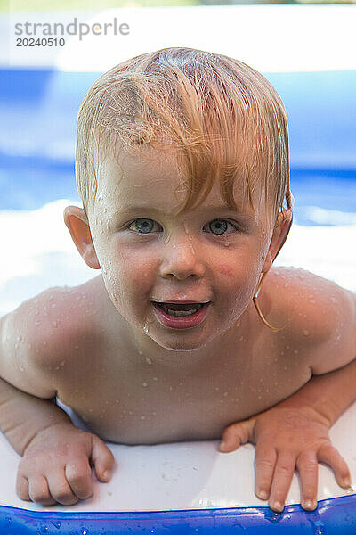 Kleinkind Junge in einem Schwimmspielzeug in einem Pool; San Diego  Kalifornien  Vereinigte Staaten von Amerika