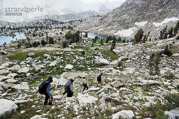 Biologen im Sixty Lake Basin im Kings Canyon National Park im Süden der Sierra Nevada; Kalifornien  Vereinigte Staaten von Amerika