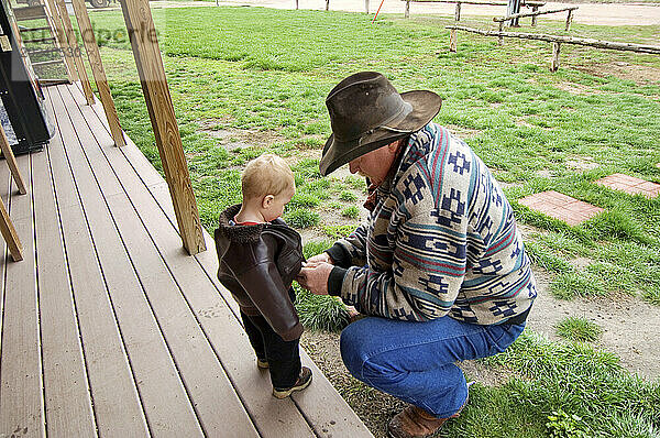 Großvater mit Cowboyhut verbringt Zeit mit seinem Enkelkind; Gibbon  Nebraska  Vereinigte Staaten von Amerika