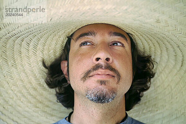 Brasilianischer Mann trägt einen Hut mit großer Krempe; Pantanal-Region  Brasilien