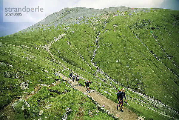 Wanderteam erklimmt Schottlands Ben Nevis-Gipfel; Ben Nevis  Schottland