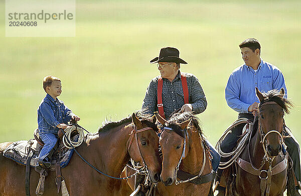 Rancher  sein Sohn und sein Enkel zu Pferd; Howes  South Dakota  Vereinigte Staaten von Amerika