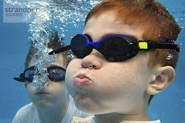 Unterwasseraufnahme von zwei schwimmenden Jungen; Bennet  Nebraska  Vereinigte Staaten von Amerika