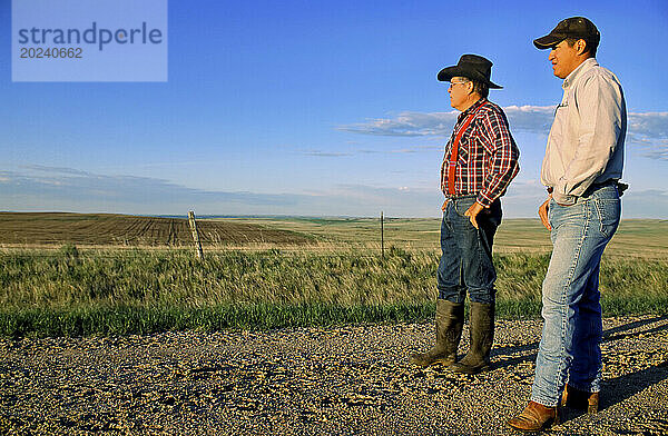 Vater und Sohn zusammen auf ihrer Ranch; Howes  South Dakota  Vereinigte Staaten von Amerika