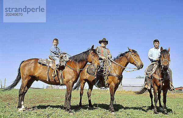 Rancher  sein Sohn und sein Enkel zu Pferd; Howes  South Dakota  Vereinigte Staaten von Amerika