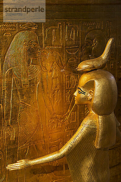 Statue der Göttin Serket  die die Kanopentruhe oder den Schrein aus dem Grab des Pharaos Tutanchamun beschützt  entdeckt im Tal der Könige  Theben  Ägypten; Ägypten