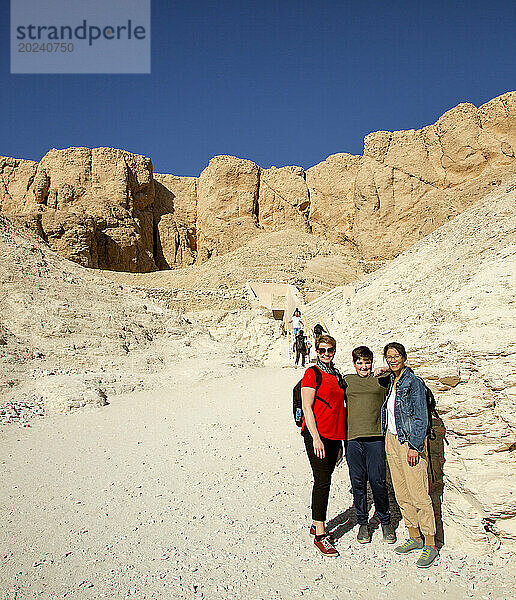 Touristen erkunden das Tal der Könige; Theben  Ägypten