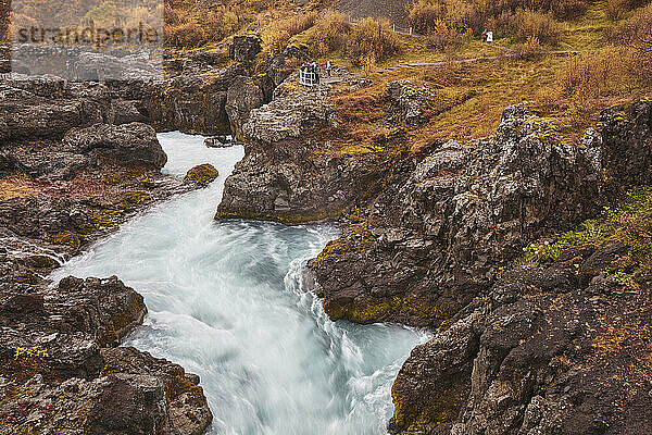 Rauschendes Wasser des Hvita-Flusses  direkt stromabwärts der Barnafoss-Wasserfälle  in der Nähe von Reykholt  Westisland; Island