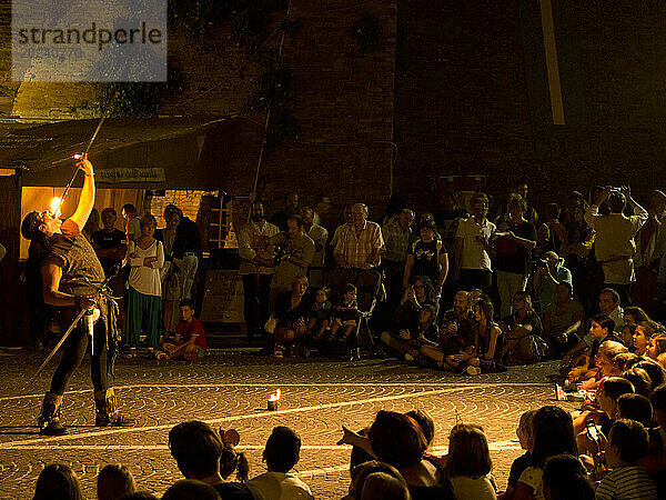Feuerschlucker unterhält nachts Menschen  mittelalterliche Nachstellung; Grottazzolina  Provinz Fermo  Marken  Italien