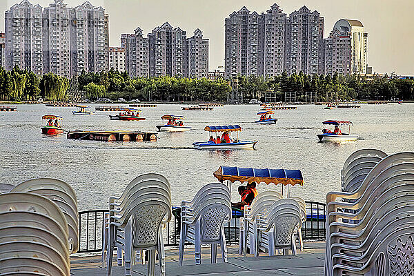 Boote im Century Park im Pudong New Area von Shanghai; Shanghai  Volksrepublik China