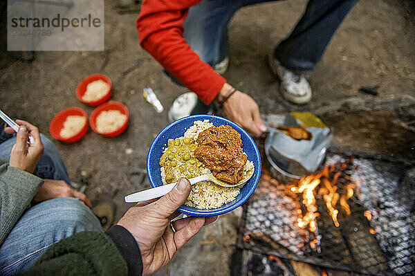 Nahaufnahme einer Mahlzeit  die über einem Lagerfeuer im Kings-Canyon-Nationalpark in Kalifornien zubereitet wurde; Kalifornien  Vereinigte Staaten von Amerika