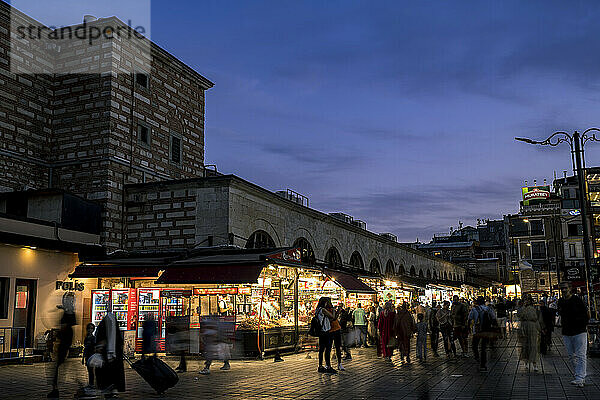 Käufer auf einem Gewürzmarkt in der Dämmerung in Fatih  Istanbul; Istanbul  Türkei